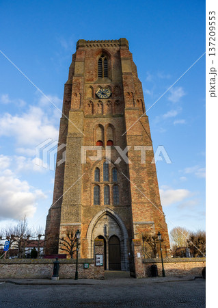 ベルギーの白い村 リッセウェヘの聖母訪問教会と冬の空 137209553