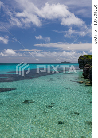 沖縄・池間島フナクスビーチの透明な海｜南国の自然風景 137209610