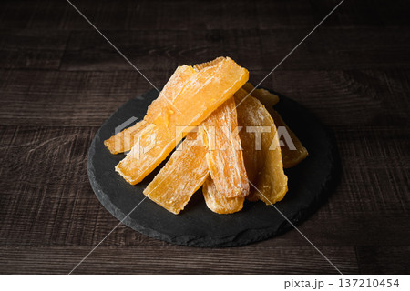 黒背景と干し芋 137210454