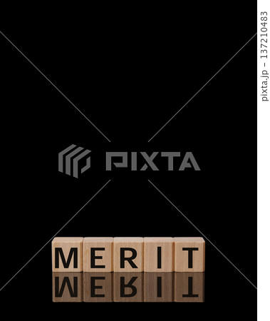 「メリット」の文字の積み木　黒背景に反射するコンセプトイメージ 137210483