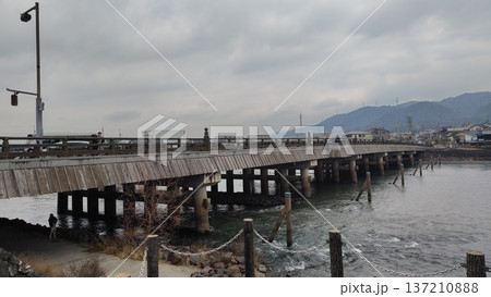 宇治橋と宇治川の風景(Uji Bridge & River, Kyoto, Japan) 宇治橋と宇治川の風景(Uji Bridge & River, Kyoto, Japan) 137210888
