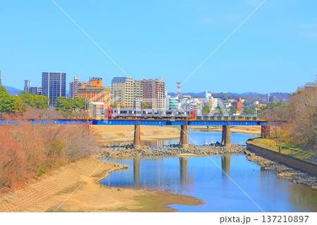 愛知県岡崎市、岡崎市の町並みと名鉄電車の風景 愛知県岡崎市、岡崎市の町並みと名鉄電車の風景 137210897