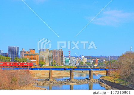愛知県岡崎市、岡崎市の町並みと名鉄電車の風景 137210901
