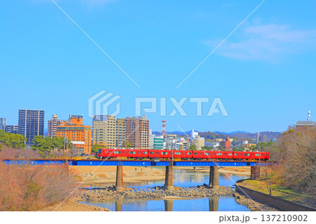愛知県岡崎市、岡崎市の町並みと名鉄電車の風景 137210902