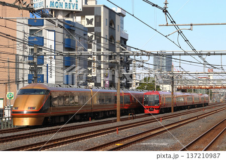東武線直通特急：JR車と東武車の並び（埼玉県南部） 137210987