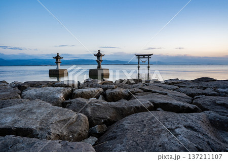 永尾剱神社の海中鳥居の風景（宇城市） 137211107
