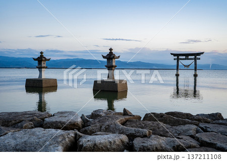 永尾剱神社の海中鳥居の風景（宇城市） 137211108