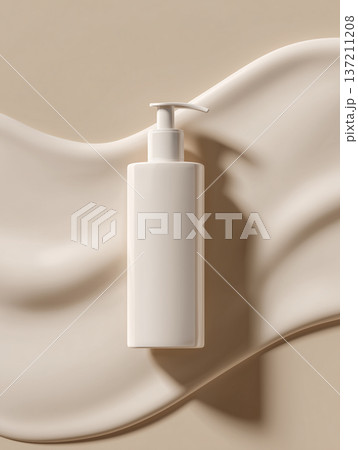 ベージュシルク背景のポンプ式スキンケアボトル ミニマルな化粧品モックアップ 137211208