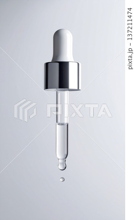 シルバーキャップのスポイトと透明美容液の滴 スキンケアセラム商品イメージ 137211474