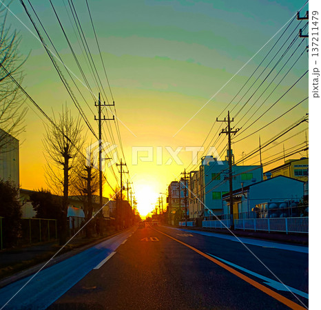 夕陽へと真っ直ぐに続く道 夕陽へと真っ直ぐに続く道 137211479