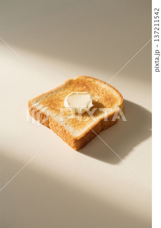 トースト 乾杯 祝杯 137211542