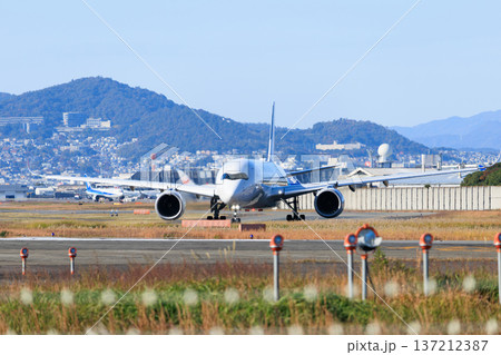 大阪国際空港(伊丹空港)の滑走路から航空機離陸 137212387