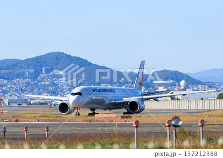 大阪国際空港(伊丹空港)の滑走路から航空機離陸 137212388