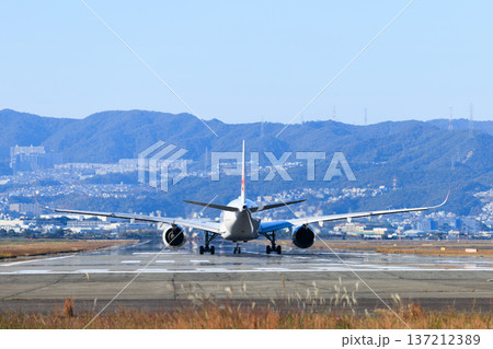 大阪国際空港(伊丹空港)の滑走路から航空機離陸 137212389