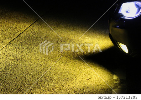 黄色い車のフォグランプ 137213205