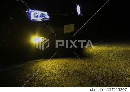 ライトを点灯させた車 137213207