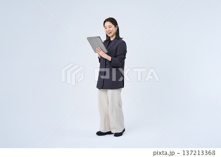 タブレットPCを使うビジネスウーマン タブレットPCを使うビジネスウーマン 137213368