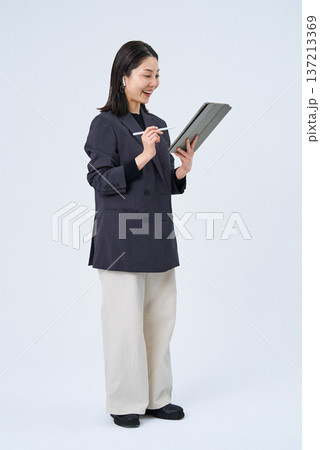 タブレットPCを使うビジネスウーマン タブレットPCを使うビジネスウーマン 137213369