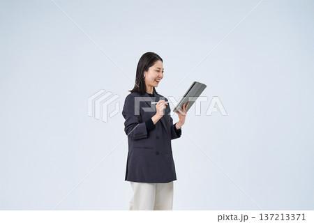 タブレットPCを使うビジネスウーマン タブレットPCを使うビジネスウーマン 137213371