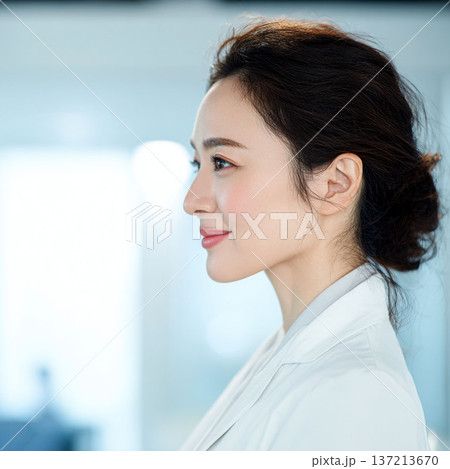 白衣を着た横向きの若い女性 137213670