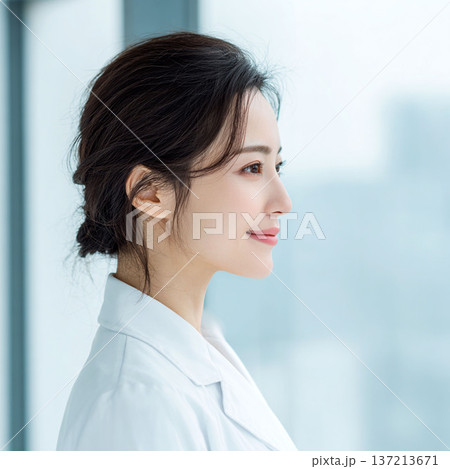白衣を着た横向きの若い女性 137213671