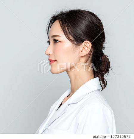 白衣を着た横向きの若い女性 137213672