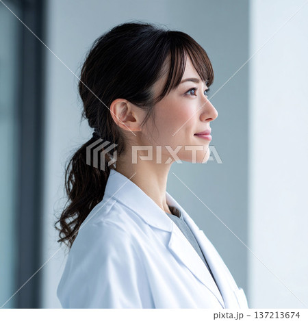 白衣を着た横向きの若い女性 137213674