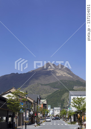 湯布院駅前通りと由布岳 137214051