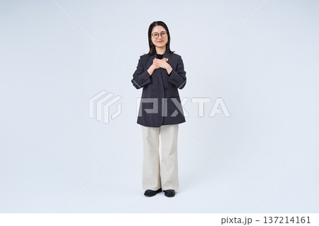 胸に手を当てるポーズをするビジネスウーマン 137214161