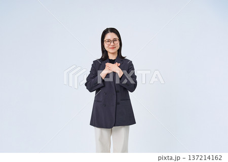 胸に手を当てるポーズをするビジネスウーマン 137214162