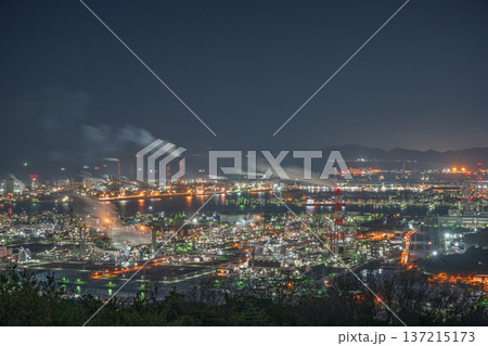 日本の岡山県倉敷市の水島コンビナートの美しい工場夜景 日本の岡山県倉敷市の水島コンビナートの美しい工場夜景 137215173