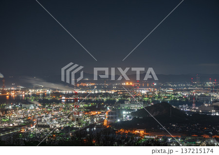 日本の岡山県倉敷市の水島コンビナートの美しい工場夜景 137215174
