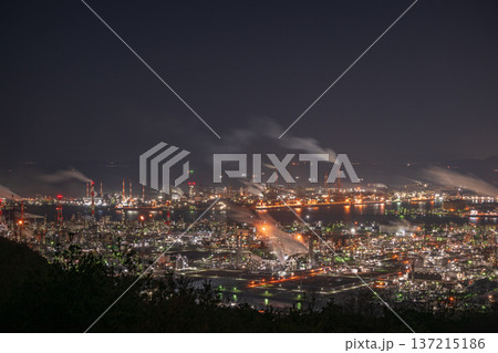 日本の岡山県倉敷市の水島コンビナートの美しい工場夜景 日本の岡山県倉敷市の水島コンビナートの美しい工場夜景 137215186