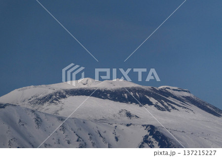 岩手県が誇る秀峰岩手山頂上に岩鷲の羽ばたく姿が出てくると春が来る証 137215227