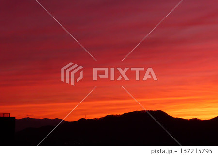 春が近づいてきた北国岩手県盛岡の真っ赤の夕景 春が近づいてきた北国岩手県盛岡の真っ赤の夕景 137215795
