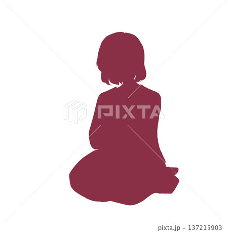 座っている女性　シルエット 137215903