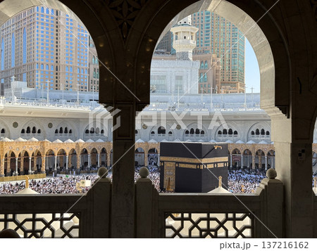 Pilgrims circling the Kaaba at Masjid al-Haram in Mecca during daytime worship and Tawaf 137216162