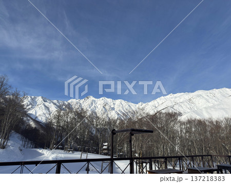 Hakuba47スキー場ゴンドラ駅のテラスから見るアルプス 137218383