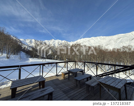 Hakuba47スキー場ゴンドラ駅のテラスから見るアルプス 137218387