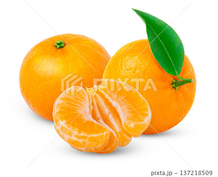 Whole clementine with green leaf and cut in a half of peeled tangerine isolated. Mandarin orange and peeled citrus slice. Whole clementine with green leaf and cut in a half of peeled tangerine isolated. Mandarin orange and peeled citrus slice. 137218509