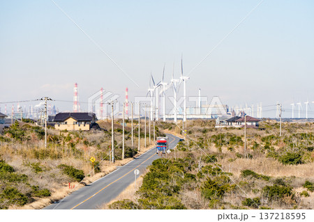 神栖市波崎のシーサイド道路と風車・工業地帯 137218595