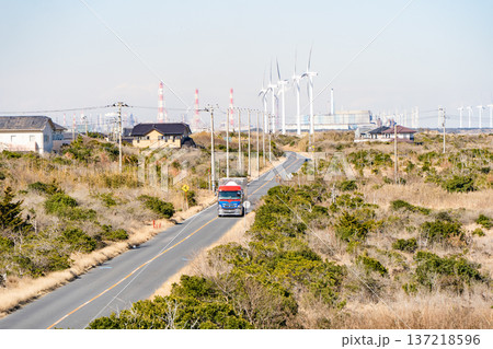 神栖市波崎のシーサイド道路と風車・工業地帯 神栖市波崎のシーサイド道路と風車・工業地帯 137218596