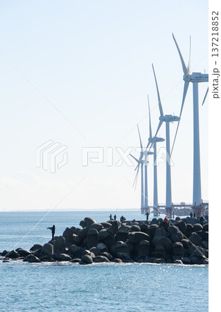 神栖市波崎の海岸風車と釣り人 137218852
