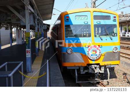 馬橋駅に停車中の流鉄5000形電車 137220133