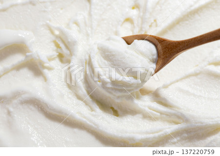 バニラアイスクリームをスプーンで掬う 137220759