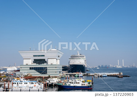 豪華客船が停泊する港 137220903