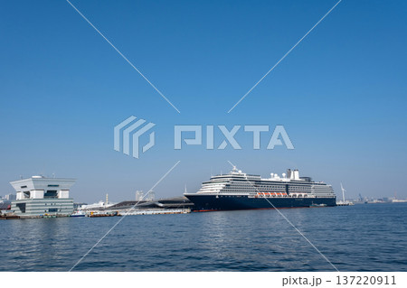 豪華客船が停泊する港 137220911