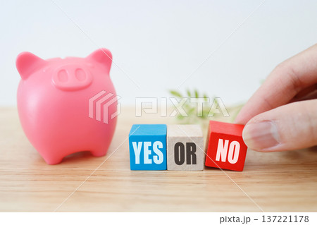 貯金箱とYES OR NOの選択イメージ。 貯金箱とYES OR NOの選択イメージ。 137221178