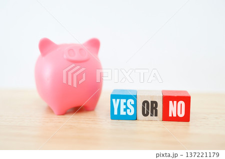 貯金箱とYES OR NOの選択イメージ。 貯金箱とYES OR NOの選択イメージ。 137221179