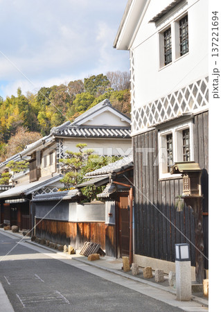 倉敷美観地区の秋葉様のある街並み 倉敷美観地区の秋葉様のある街並み 137221694